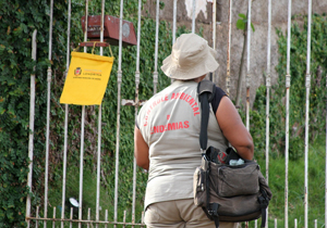 Ação visa diminuir focos de mosquitos da dengue e orientar população sobre o destino correto do lixo