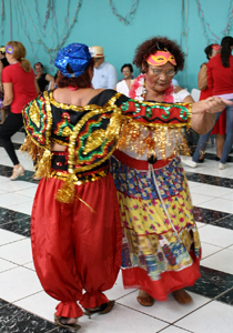 Baile é gratuito e aberto para todos as pessoas com mais de 60 anos que participam dos grupos de convivência da região oeste
