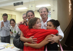 Emoção na entrega de casas