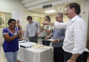 Emoção na entrega de casas