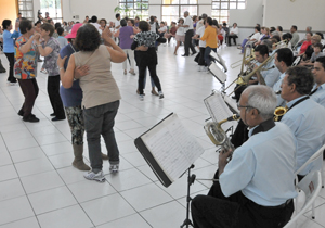 O Baile do Candeeiro busca resgatar a cultura envolvida nos antigos bailes, além de proporcionar interação social