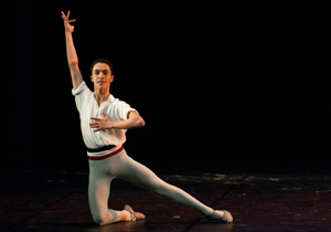 Matheus Nemoto destacou-se como melhor bailarino na Mostra Paranaense de Dança e recebeu o Prêmio de Incentivo do Teatro Guaíra