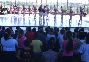 Projeto da Funcart realiza apresentações de balé em instituições públicas de Londrina e seleciona bolsistas para a Escola Municipal de Dança(EMD)