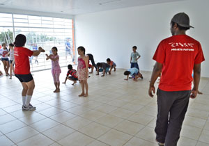 Projeto terá acadêmicos atendendo em pólos distribuídos por todas as regiões e distritos de Londrina; cerca de 6 mil crianças e adolescentes serão beneficiados com a ampliação