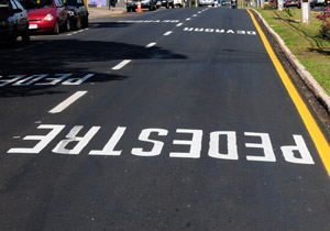 No primeiro dia dos trabalhos, a pintura foi feita na avenida Lucílio de Held, na região noroeste