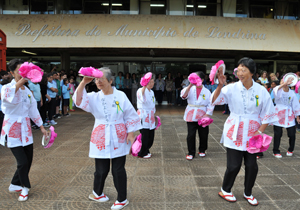 A cerimônia de hoje (4) recebeu alunos de três escolas municipais e um grupo de idosos japoneses para apresentações de dança