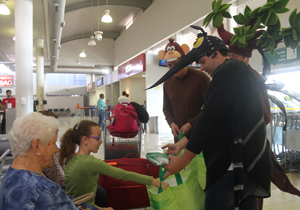 Iniciativa abordou mais de 200 usuários do aeroporto durante a manhã de hoje