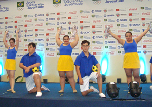 Entidade desenvolve atividades artísticas, como dança e teatro, com pessoas com deficiência; show levantou o público