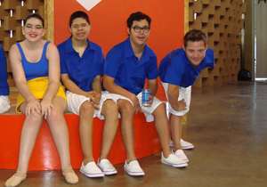 Entidade desenvolve atividades artísticas, como dança e teatro, com pessoas com deficiência; show levantou o público