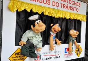 Teatro de fantoches para idosos e seus netos