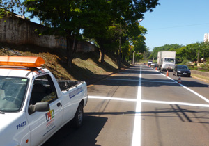 Além dos trabalhos de sinalização, a CMTU também está realizando o serviço de capina e roçagem em toda a extensão da avenida Dez de Dezembro