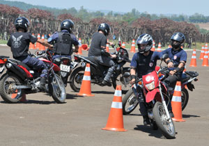 Ao todo, 300 guardas municipais receberão o treinamento; objetivo é aperfeiçoar a condução de motocicletas e agilizar o atendimento a ocorrências