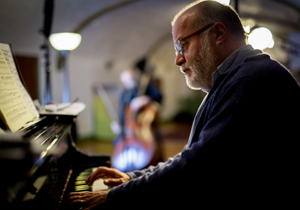 São esperadas aproximadamente 400 pessoas; os ingressos custam R$20 inteira e R$ 10 meia