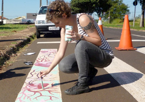 Dia da Conscientização da Cardiopatia Congênita ganha faixa personalizada para celebrar a vida e a saúde pelas mãos da artista plástica Thaís Arcangelo