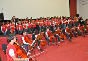 O projeto desenvolve aulas de canto e de instrumentos para alunos da rede municipal de ensino