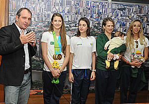 Atletas e comissão técnica da seleção brasileira de ginástica rítmica foram recebidos no aeroporto e seguiram em carreata até a Prefeitura