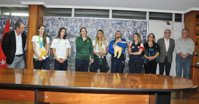 Atletas e comissão técnica da seleção brasileira de ginástica rítmica foram recebidos no aeroporto e seguiram em carreata até a Prefeitura