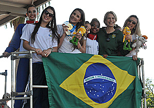 Atletas e comissão técnica da seleção brasileira de ginástica rítmica foram recebidos no aeroporto e seguiram em carreata até a Prefeitura