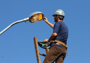 Troca de lâmpadas no distrito da Warta