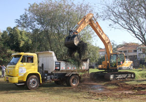 Ação integrada entre diversas secretarias e órgãos governamentais espera retirar mais de 400 metros cúbicos de material de assoreamento