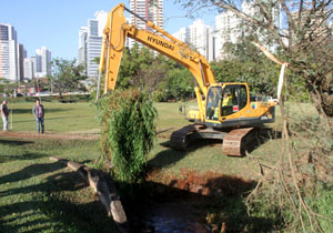 Ação integrada entre diversas secretarias e órgãos governamentais espera retirar mais de 400 metros cúbicos de material de assoreamento