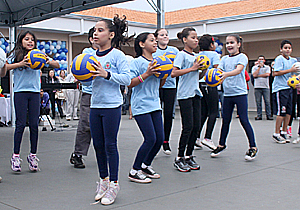 Crianças do CMEI Sandra Regina Maximiano Leme estão participando de brincadeiras e atividades físicas