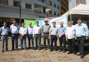 Manifestação, realizada no Calçadão de Londrina, reuniu prefeitos que integram a Associação dos Municípios do Médio Paranapanema (Amepar)  