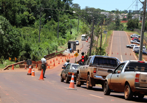 Para auxiliar os motoristas, o espaço foi sinalizado com semáforos e há agentes da CMTU