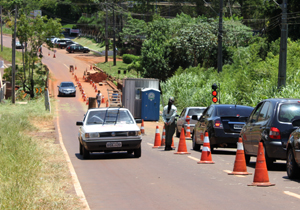 Para auxiliar os motoristas, o espaço foi sinalizado com semáforos e há agentes da CMTU