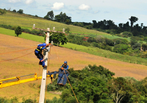 Foi finalizada a instalação de um novo armário e os usuários já estão recebendo sinal através de fibra óptica