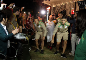 Comboio foi recepcionado pelo prefeito Alexandre Kireeff, na noite desta terça-feira (28); gari londrinense foi o primeiro condutor da Tocha