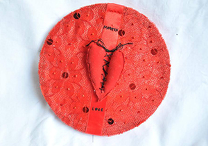 Biblioteca sedia exposição “Pequenas histórias de amor”