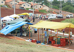 CMTU orienta comerciantes e moradores no entorno das feiras livres