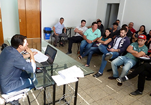 CMTU realiza entrega de documentos para comerciantes de food trucks e food bikes