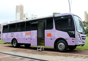 solenidade.ônibus.lilás.P.foto.ncom