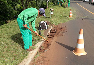 CMTU realiza a capina de áreas públicas em 13 bairros nesta segunda (26)