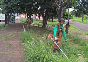 CMTU realiza capina do mato em bairros da zona leste