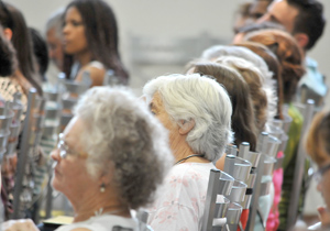 Idosos e acompanhantes participam de “Cinema Intergeracional” 