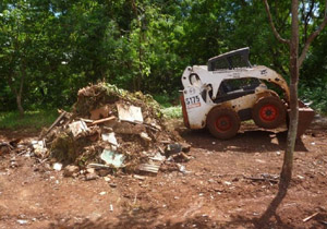 CMTU limpa fundo de vale e instala placas para coibir descarte irregular 