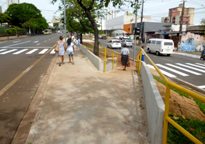 Prefeitura implanta novos semáforos na avenida Leste-Oeste