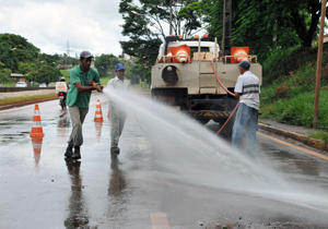 CMTU retira terra acumulada nas pistas pelas fortes chuvas 