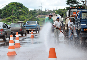 Ontem, foi retirada a terra acumulada na Avenida Dez de Dezembro