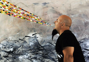 Telas do artista plástico Sid Figueiredo abordam o amor de Cristo pelo mundo; diferentes técnicas podem ser encontradas nas obras