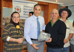 Prefeitura investiu quase R$ 9 mil na aquisição do novo vestuário; medida é mais um dos benefícios concedidos aos servidores municipais