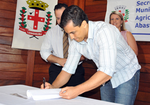 A Escola Municipal Professor Juliano Stinghen passará a ter 1500m²; prefeito também anunciou a construção de dez novas escolas 