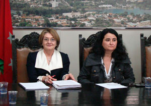 Desembargadora com a secretária da mulher Desembargadora com a secretária da mulher