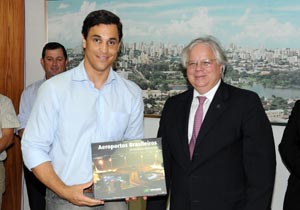 Barbosa Neto assina acordo para adequação do aeroporto Barbosa Neto assina acordo para adequação do aeroporto