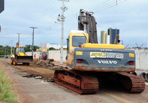 Avenida está sendo duplicada e recapeada para   melhorar acesso ao HU 