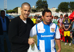 Equipes de futebol amador recebem uniformes completos Equipes de futebol amador recebem uniformes completos