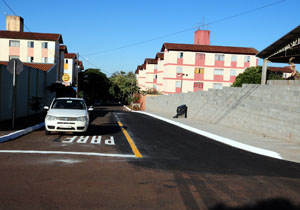 Prefeito entrega asfalto da rua Solimões